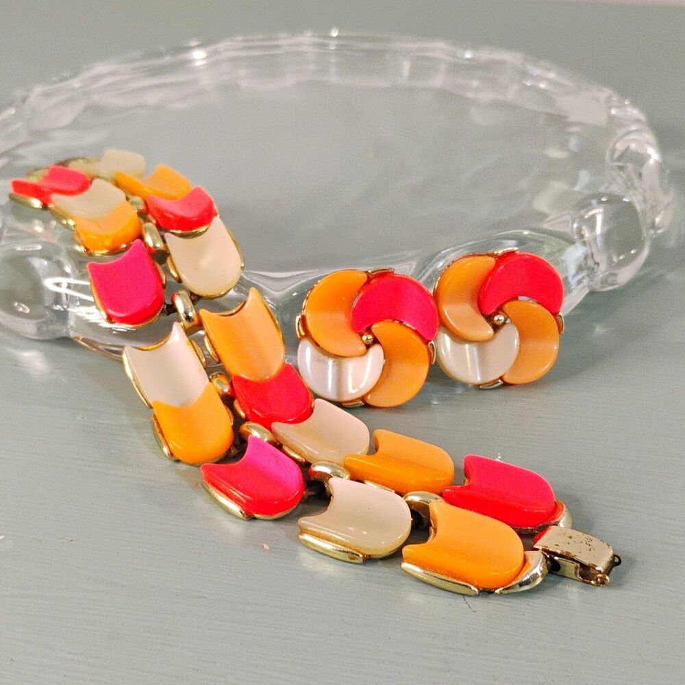 Vintage Lisner Thermoset Lucite Bracelet & Clip-On Earrings Set Gold Tone
